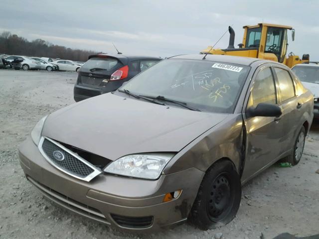 1FAFP34N45W233211 - 2005 FORD FOCUS ZX4 GRAY photo 2