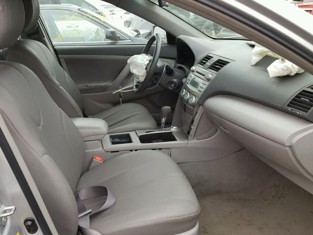 4T4BE46KX9R091960 - 2009 TOYOTA CAMRY BASE ვერცხლისფერი ფოტო 5