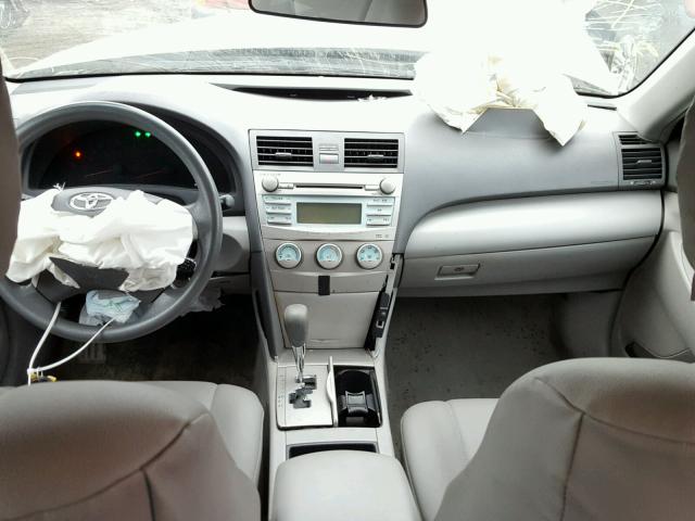 4T4BE46KX9R091960 - 2009 TOYOTA CAMRY BASE ვერცხლისფერი ფოტო 9