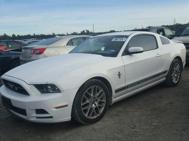 1ZVBP8AM6D5282171 - 2013 FORD MUSTANG WHITE photo 2