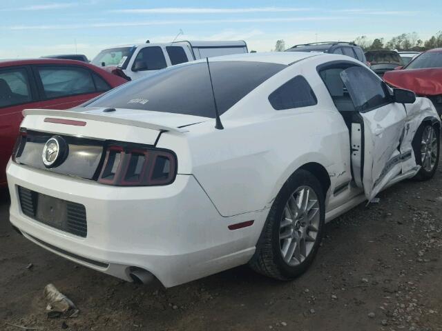 1ZVBP8AM6D5282171 - 2013 FORD MUSTANG WHITE photo 4