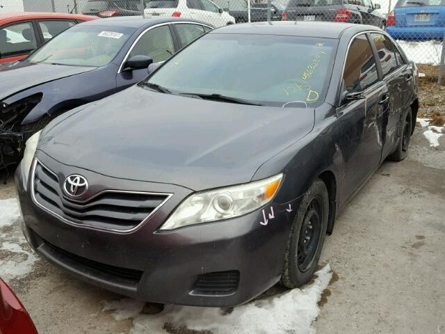 4T1BF3EK3AU042560 - 2010 TOYOTA CAMRY BASE GRAY photo 2