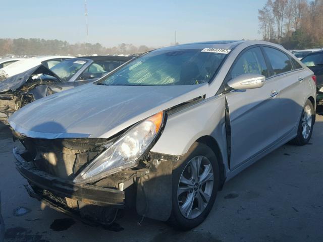 5NPEC4AC6DH554875 - 2013 HYUNDAI SONATA SE SILVER photo 2