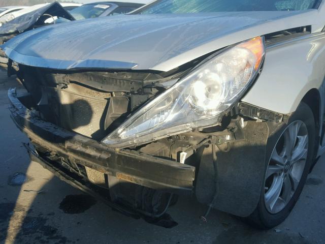 5NPEC4AC6DH554875 - 2013 HYUNDAI SONATA SE 银色 照片 9