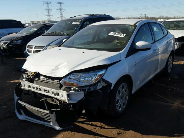 1FAHP3F2XCL360880 - 2012 FORD FOCUS SE WHITE photo 2