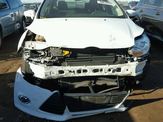 1FAHP3F2XCL360880 - 2012 FORD FOCUS SE WHITE photo 9