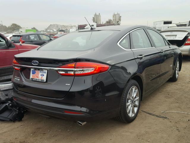 3FA6P0PU6HR354346 - 2017 FORD FUSION SE BLACK photo 4