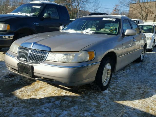 1LNHM81W5YY916268 - 2000 LINCOLN TOWN CAR E GOLD photo 2