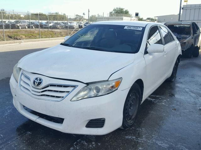 4T1BF3EK1BU725696 - 2011 TOYOTA CAMRY BASE WHITE photo 2