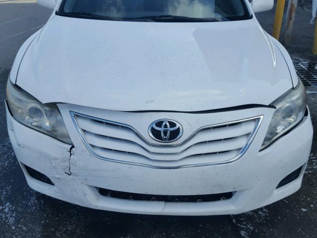 4T1BF3EK1BU725696 - 2011 TOYOTA CAMRY BASE WHITE photo 7