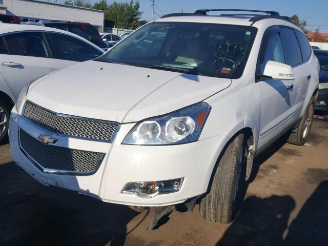 1GNEV33D39S101047 - 2009 CHEVROLET TRAVERSE L WHITE photo 2