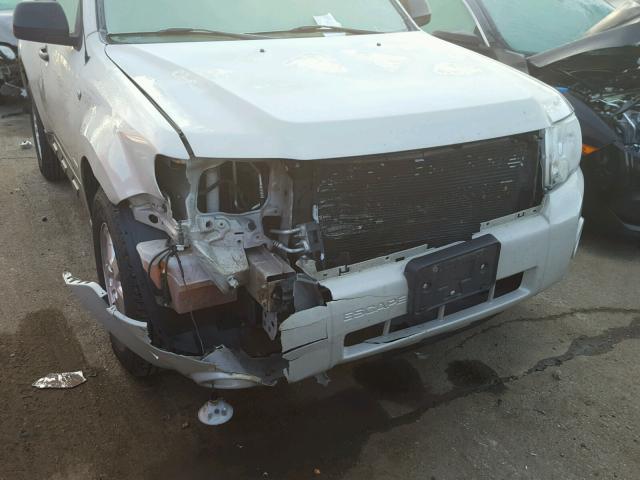 1FMCU031X8KA80568 - 2008 FORD ESCAPE XLT WHITE photo 9