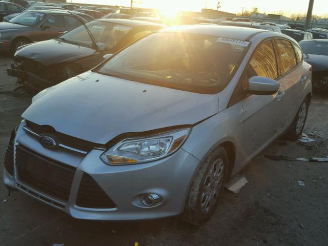 1FAHP3K22CL337471 - 2012 FORD FOCUS SE SILVER photo 2