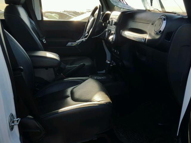 1C4BJWFG2GL103717 - 2016 JEEP WRANGLER U WHITE photo 5