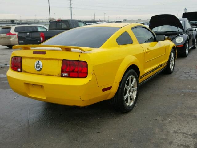 1ZVFT80N565147967 - 2006 FORD MUSTANG YELLOW photo 4