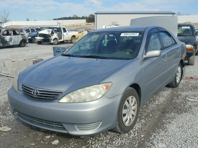 4T1BE32K35U592905 - 2005 TOYOTA CAMRY LE GRAY photo 2