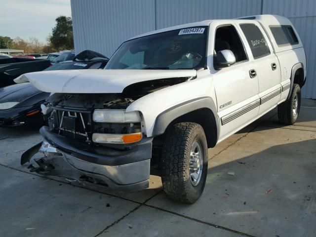 1GCGK13U32F170690 - 2002 CHEVROLET SILVERADO WHITE photo 2