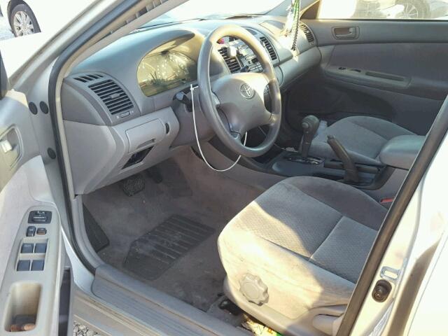 4T1BE32K42U064821 - 2002 TOYOTA CAMRY LE 银色 照片 9