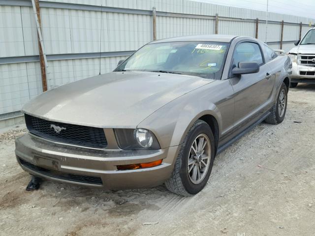 1ZVHT80N155176325 - 2005 FORD MUSTANG GRAY photo 2