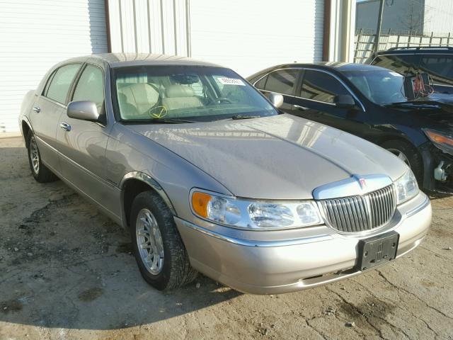 1LNHM82W4XY618212 - 1999 LINCOLN TOWN CAR S GOLD photo 1