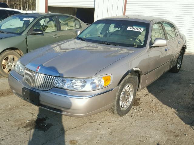 1LNHM82W4XY618212 - 1999 LINCOLN TOWN CAR S GOLD photo 2