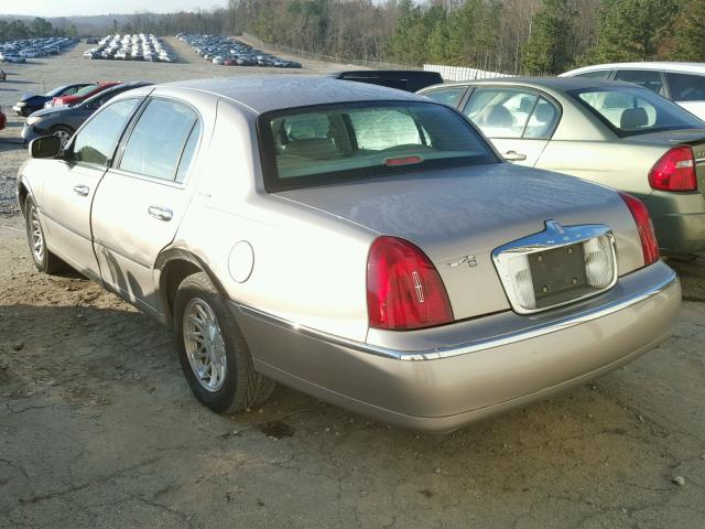 1LNHM82W4XY618212 - 1999 LINCOLN TOWN CAR S GOLD photo 3