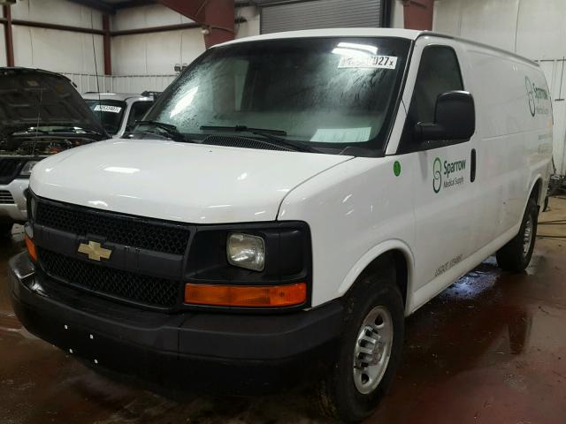 1GCWGFCA3B1183405 - 2011 CHEVROLET EXPRESS G2 WHITE photo 2