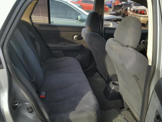 3N1BC11E19L385989 - 2009 NISSAN VERSA S GRAY photo 6