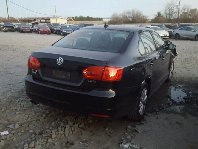 3VWDZ7AJ8BM347130 - 2011 VOLKSWAGEN JETTA SE BLACK photo 4