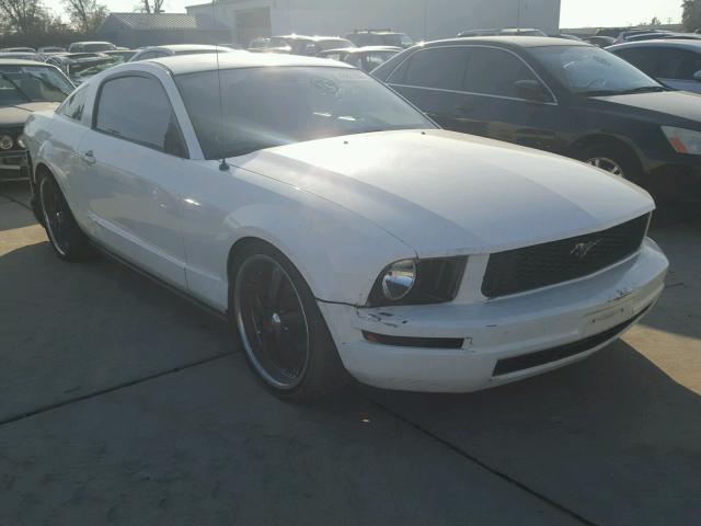 1ZVFT80N265262946 - 2006 FORD MUSTANG WHITE photo 1