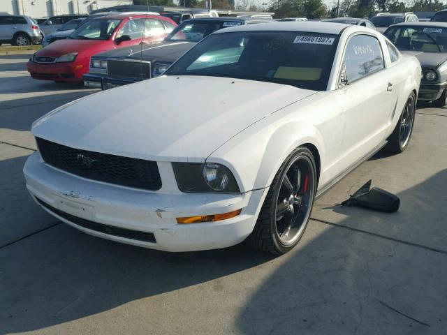 1ZVFT80N265262946 - 2006 FORD MUSTANG WHITE photo 2