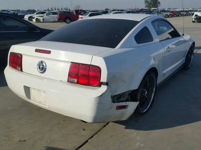 1ZVFT80N265262946 - 2006 FORD MUSTANG WHITE photo 4