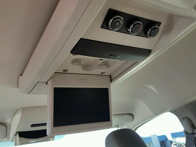 2A8HR54159R558057 - 2009 CHRYSLER TOWN & COU SILVER photo 9