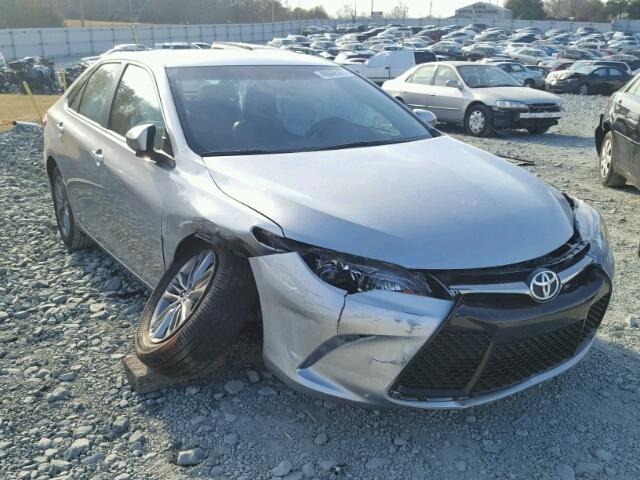 4T1BF1FK1HU318831 - 2017 TOYOTA CAMRY LE ვერცხლისფერი ფოტო 1
