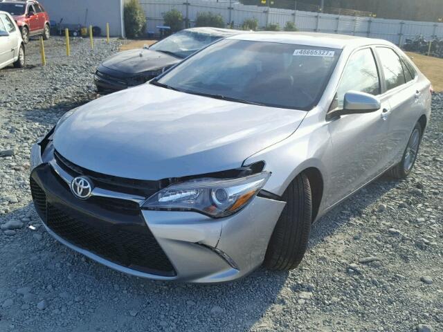 4T1BF1FK1HU318831 - 2017 TOYOTA CAMRY LE ვერცხლისფერი ფოტო 2