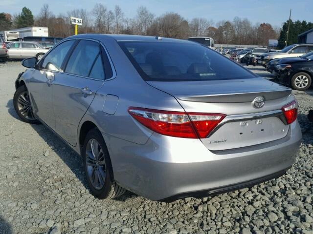 4T1BF1FK1HU318831 - 2017 TOYOTA CAMRY LE ვერცხლისფერი ფოტო 3