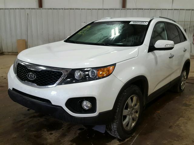 5XYKT3A66DG361298 - 2013 KIA SORENTO LX WHITE photo 2