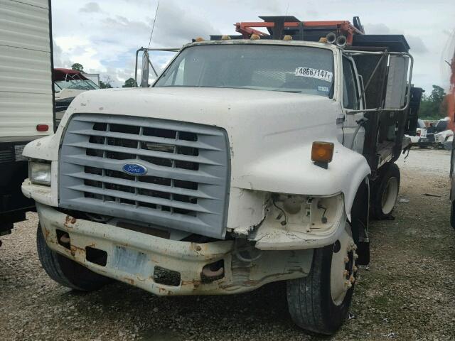 1FDWF80C9VVA13644 - 1997 FORD F800 WHITE photo 2