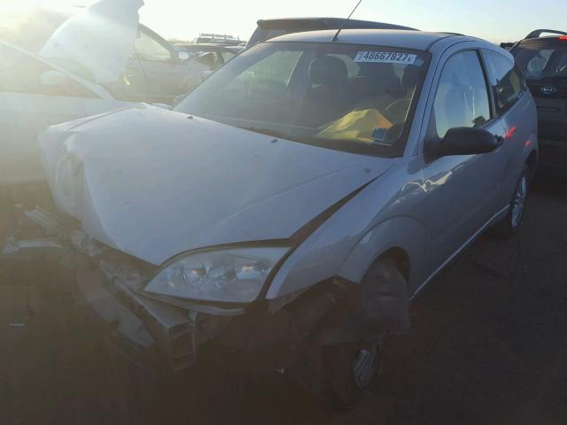 1FAFP31N77W252570 - 2007 FORD FOCUS ZX3 SILVER photo 2