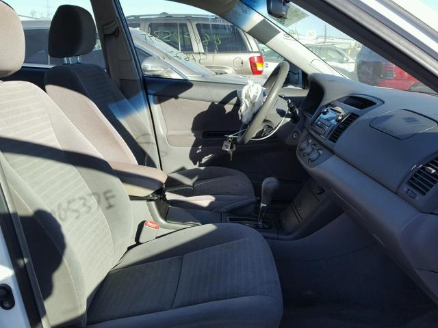 4T1BE32K25U434930 - 2005 TOYOTA CAMRY LE WHITE photo 5