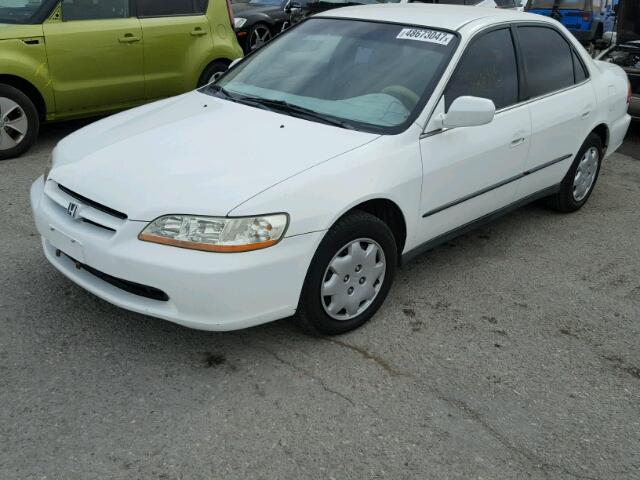 JHMCG6658XC023886 - 1999 HONDA ACCORD LX WHITE photo 2