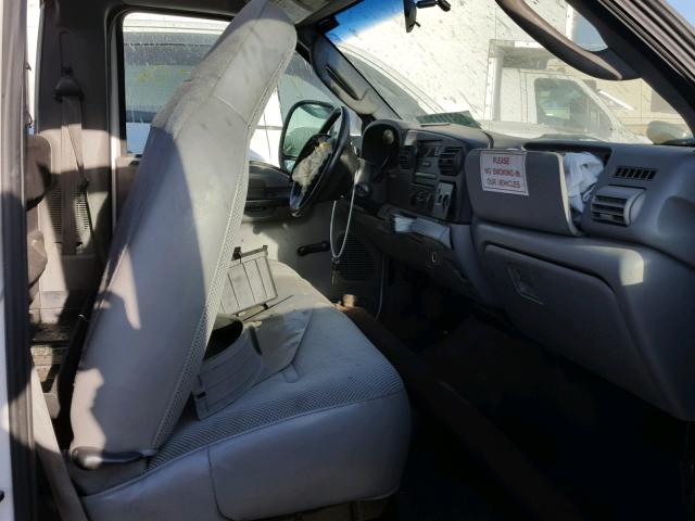 1FDAF56PX6EA60976 - 2006 FORD F550 SUPER WHITE photo 5