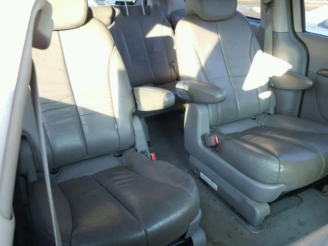 KNDMC233176022851 - 2007 HYUNDAI ENTOURAGE GRAY photo 6