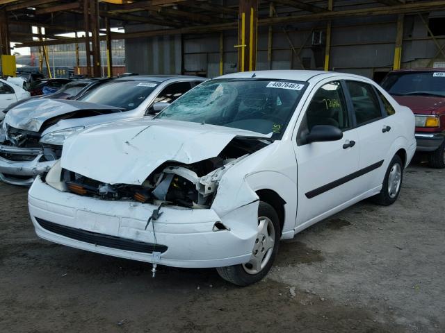 1FAFP33P0YW242477 - 2000 FORD FOCUS LX WHITE photo 2