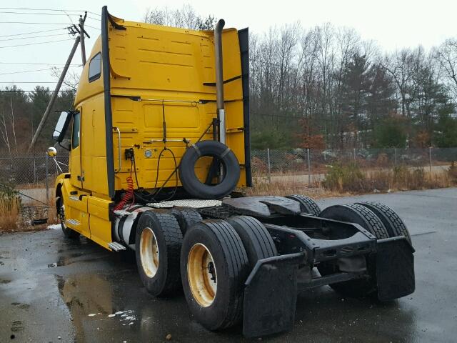 4V4NC9EJ0BN297350 - 2011 VOLVO VN VNL YELLOW photo 3