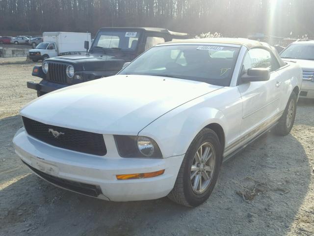 1ZVHT84N185144831 - 2008 FORD MUSTANG WHITE photo 2