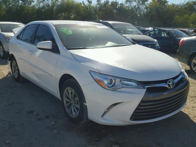 4T1BF1FK0HU306945 - 2017 TOYOTA CAMRY LE თეთრი ფოტო 1