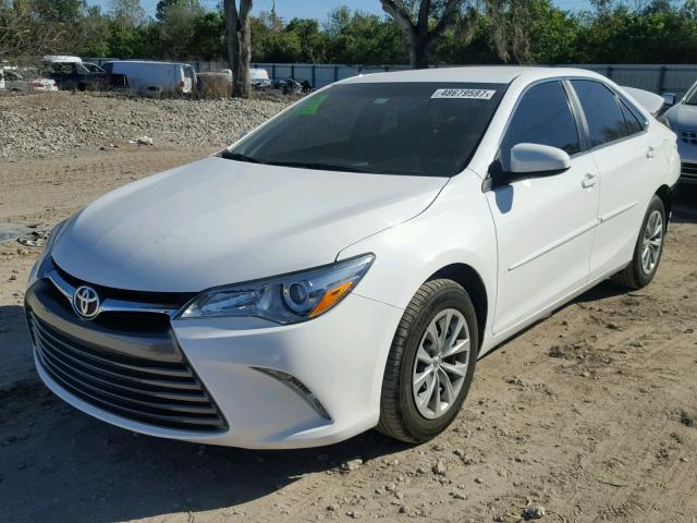 4T1BF1FK0HU306945 - 2017 TOYOTA CAMRY LE თეთრი ფოტო 2