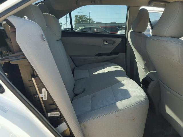 4T1BF1FK0HU306945 - 2017 TOYOTA CAMRY LE თეთრი ფოტო 6