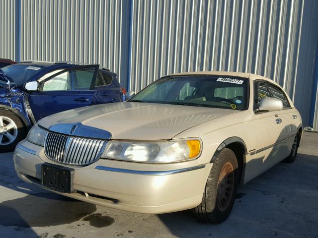 1LNHM83WX1Y648062 - 2001 LINCOLN TOWN CAR C BEIGE photo 2